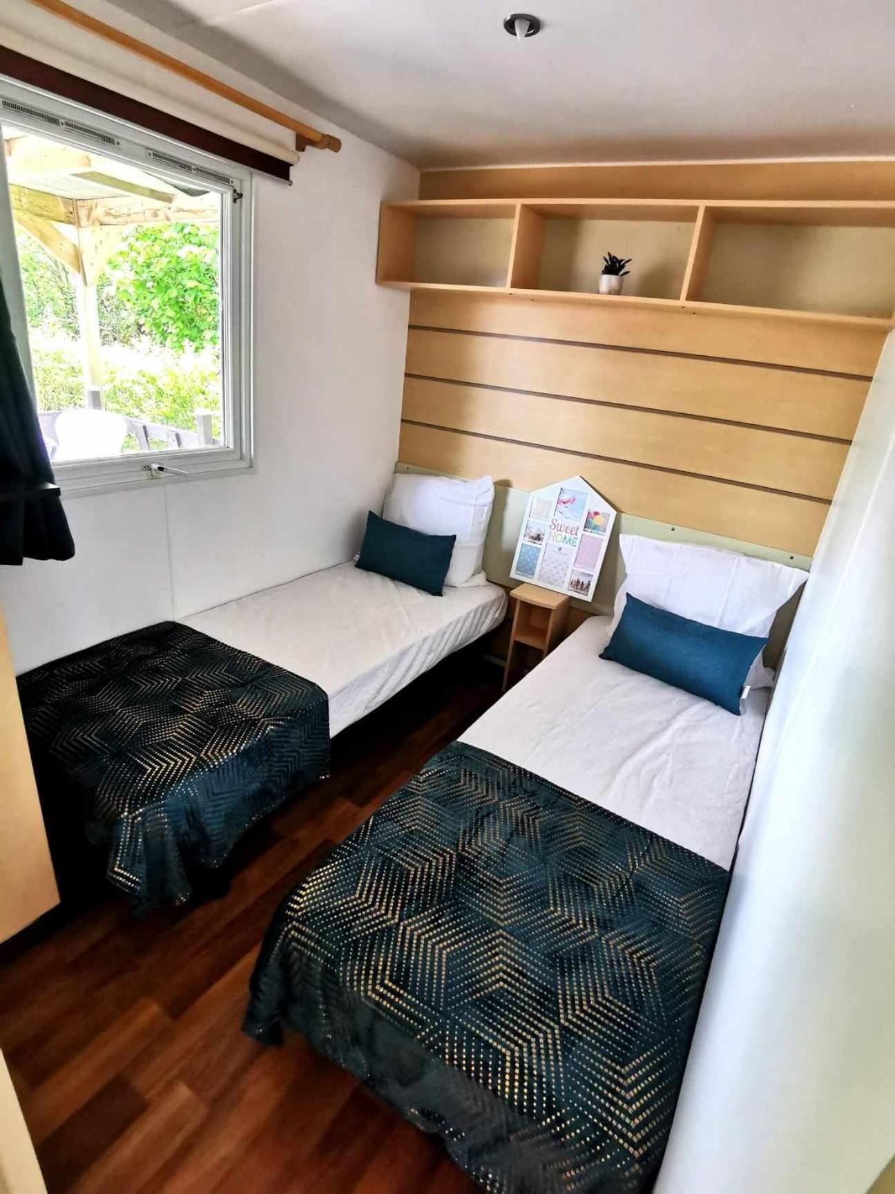 A Deux Pas Du Lac Hotell Ardres Exteriör bild
