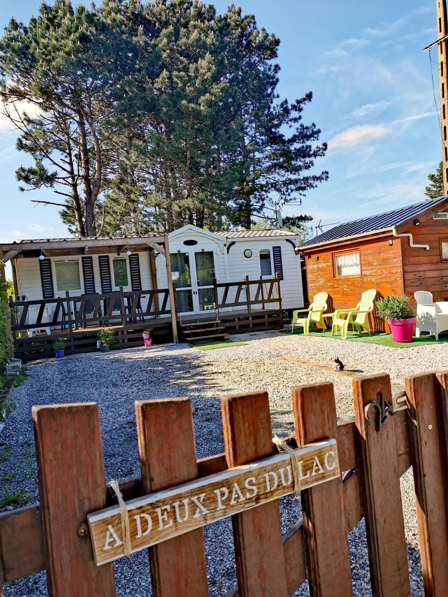 A Deux Pas Du Lac Hotell Ardres Exteriör bild
